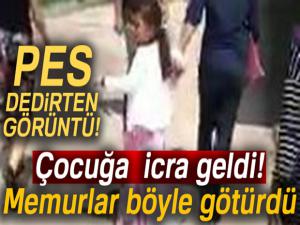 Pes dedirten görüntü! Çocuğa icra geldi, memurlar böyle götürdü