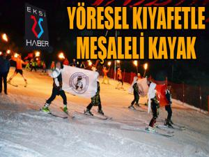 Yöresel kıyafetle meşaleli kayak