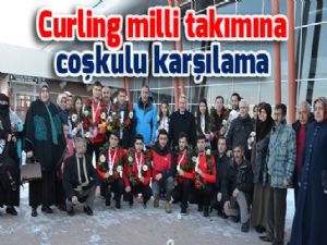 Curling milli takımına coşkulu karşılama