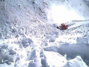 Aşkale'de çığ düşen yol ulaşıma kapandı