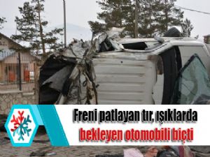 Freni patlayan tır, ışıklarda bekleyen otomobili biçti