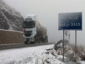 Kop'tan mesaj var: Kar ve tipi etkili... Tedbirsiz sürücüler trafiği aksatıyor...