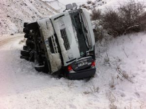 TIR, otomobilin üstüne devrildi: 2 yaralı...