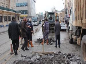 Cumhuriyet Caddesi'nde su boruları patladı...