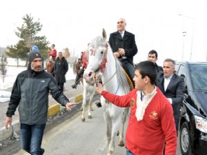 Ali Korkut'a coşkulu karşılama...