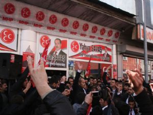 MHP'den miting gibi açılış...