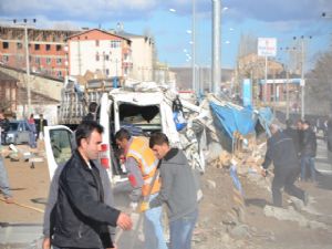 Freni patlayan TIR iki otomobili biçti...