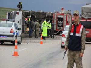 Yolcu minibüsü yan yattı: 20 yaralı...