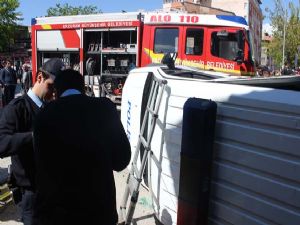 Erzurum'da polis otosu takla attı: 2 yaralı...