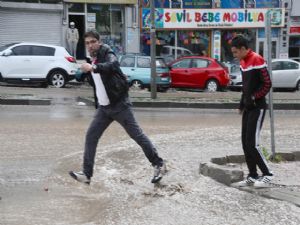 Erzurum'u sel ve dolu vurdu...