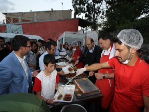 Aziziye Belediyesi'nden bir ilk: Sokakta iftar...