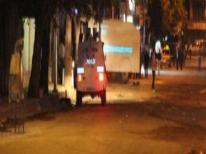 Erzurum'da gergin gece: Polise taş atıp molotofla saldırdılar...