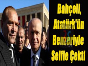 Bahçeli, Atatürk'ün Benzeriyle Selfie Çekti...