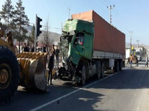 Freni boşalan TIR, önünde seyreden TIR'a çarptı: 2 yaralı...