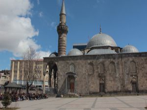 Lalapaşa Camii ibadete kapatılıyor...