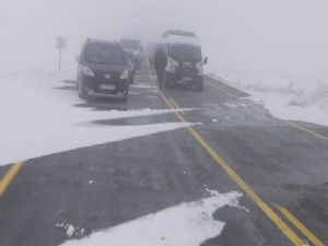 Erzurum'da tipi yol kapattı...