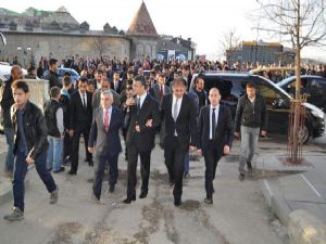 MHP adaylarına miting gibi karşılama...