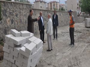 Palandöken belediyesi cami bahçelerini düzenliyor...