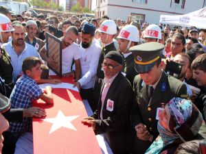 Erzurum'da onbinler şehidini uğurladı...