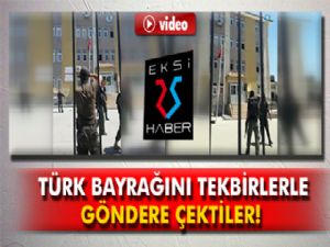 Özel harekat polisleri Türk bayrağını tekbirlerle göndere çekti