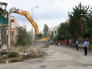 Aziziye'de metruk temizlik