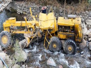 Erzurum'da iş makinesi dere uçtu: 1 ölü...