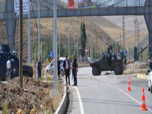 Teröristler, Çat-Karlıova karayolunu kesti...