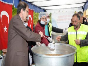 Palandöken Belediyesi binlerce vatandaşa aşure dağıttı...