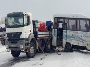 Belediye otobüsü kamyonla çarpıştı: 6 yaralı...