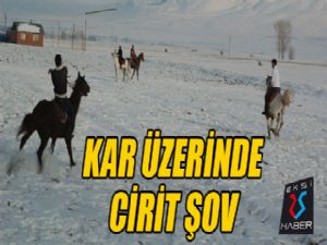 Kar üzerinde cirit şov...