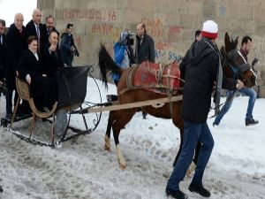 Bakan Sarı'nın atlı kızak keyfi...