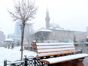 Erzurumlular güne karla uyandı...