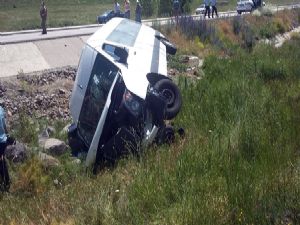 Pasinler'de minibüs şarampole uçtu: 17 yaralı...