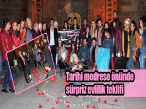 Tarihi medrese önünde sürpriz evlilik teklifi