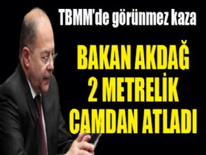 Bakan Akdağ 2 metrelik camdan atladı...