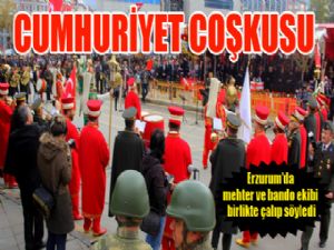 Erzurum'da mehter ve bando ekibi birlikte çalıp söyledi