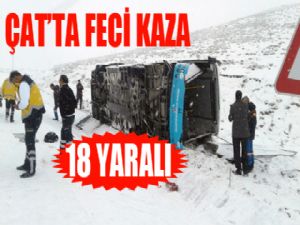 Karlı yolda kayan özel halk otobüsü yan yattı: 18 yaralı